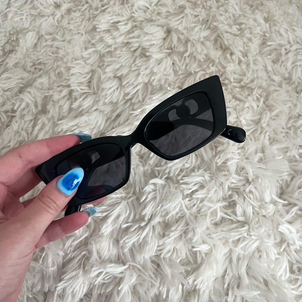 Chic Black Cat-Eye Sunglasses